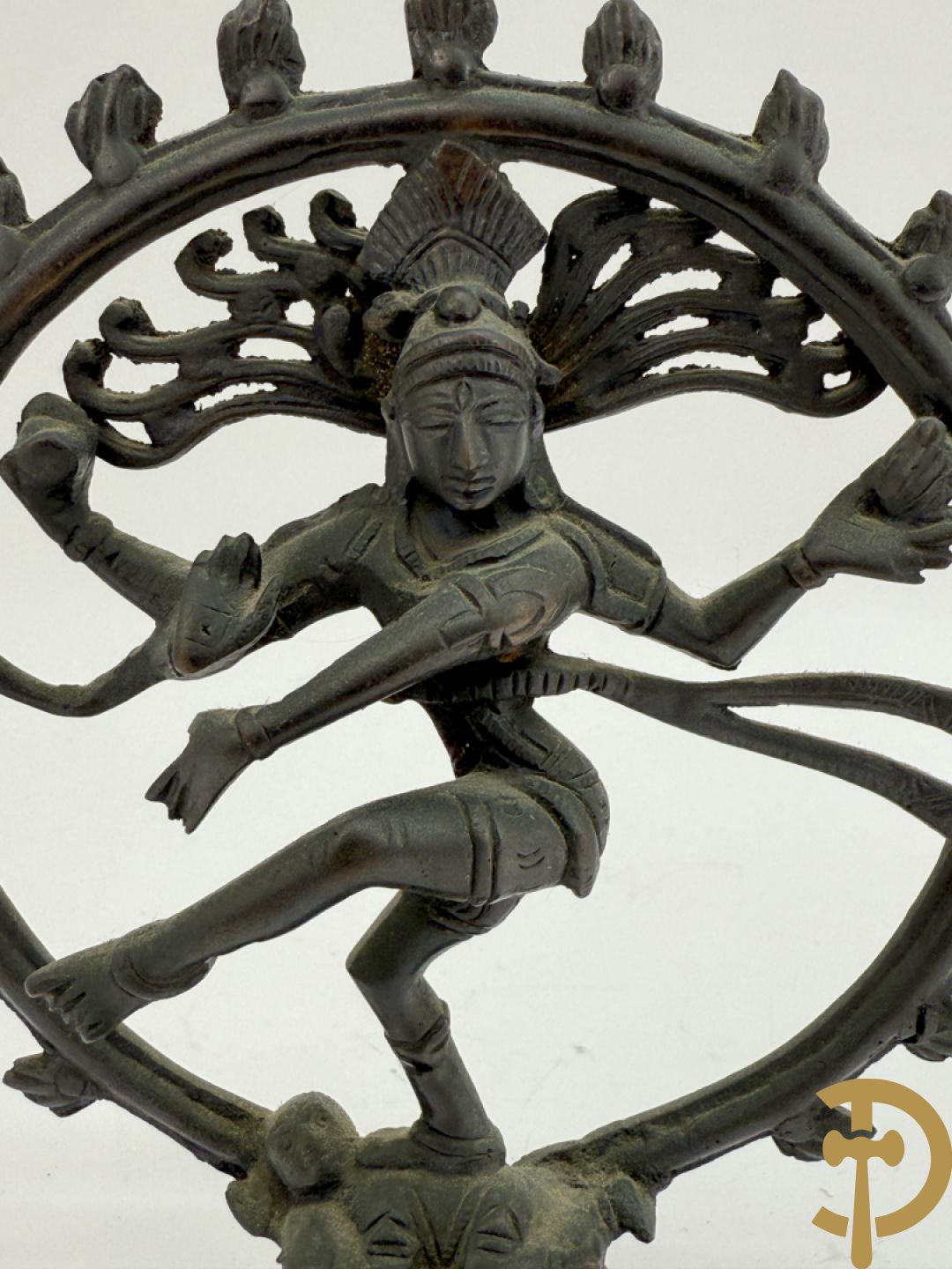 Bronzen dansende shiva + zittende bronzen boedhistische figuur + zittende boedhistische man met mand in zamak + bronzen boedhistisch boedhahoofd + bronzen shiva met 4 armen