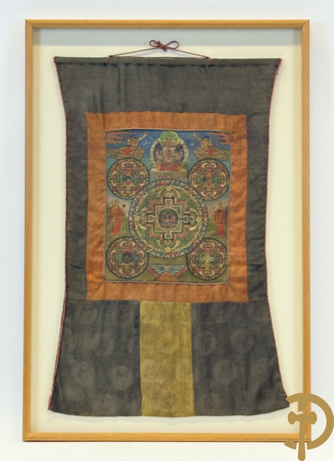 Oude handbeschilderde batic met Boedhistische afbeeldingen ingelijst achter glas