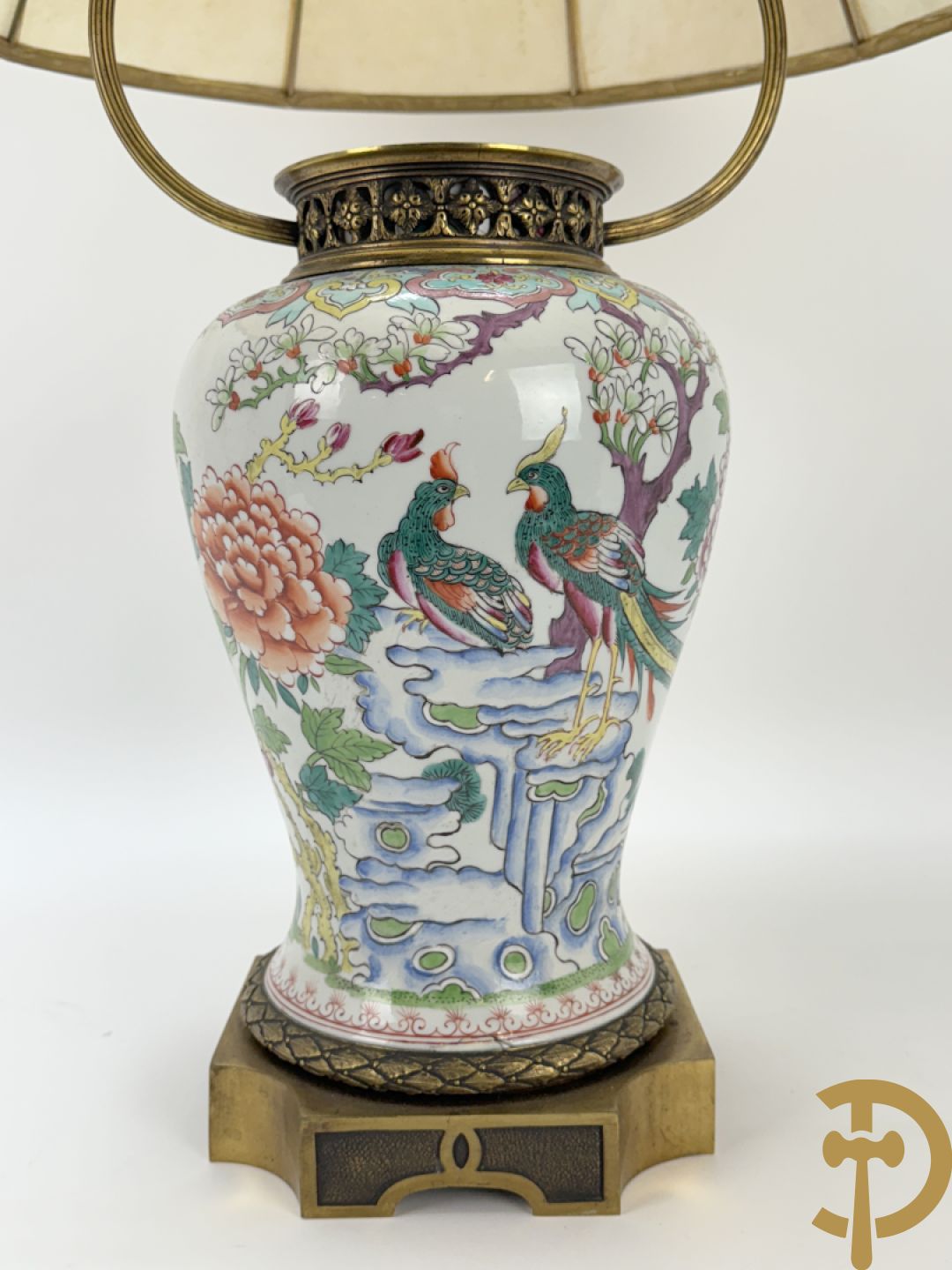 Porseleinen vaas met decor van vogels en pioenrozen, Samson, gemonteerd als lampadaire