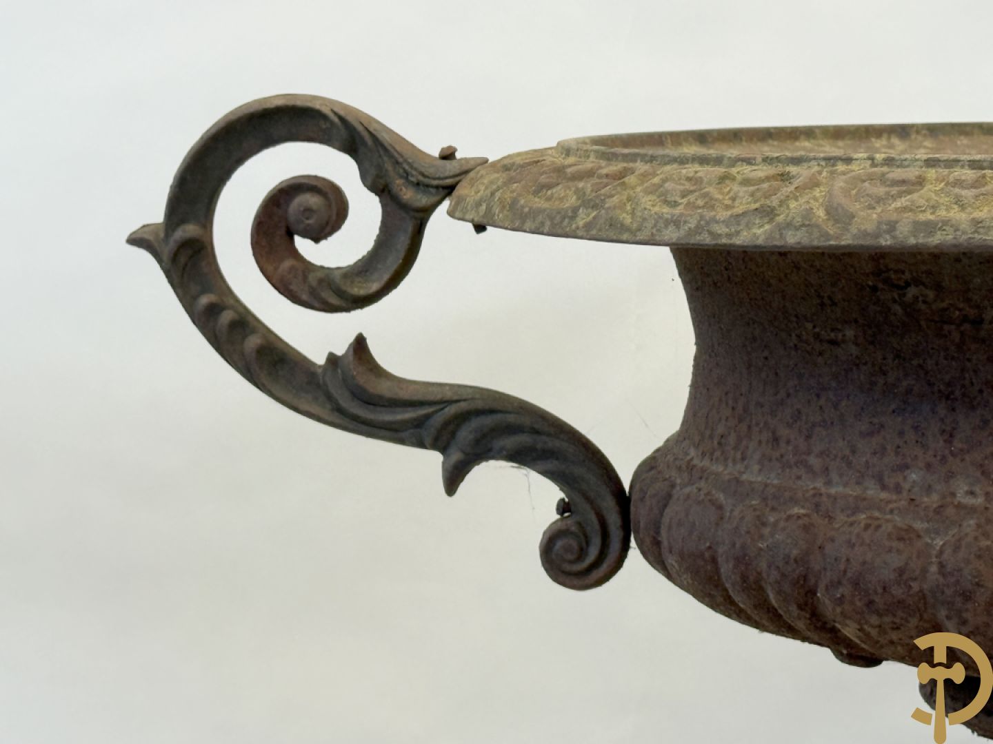 Kelkvormige amfoorvaas op gietijzeren sokkel