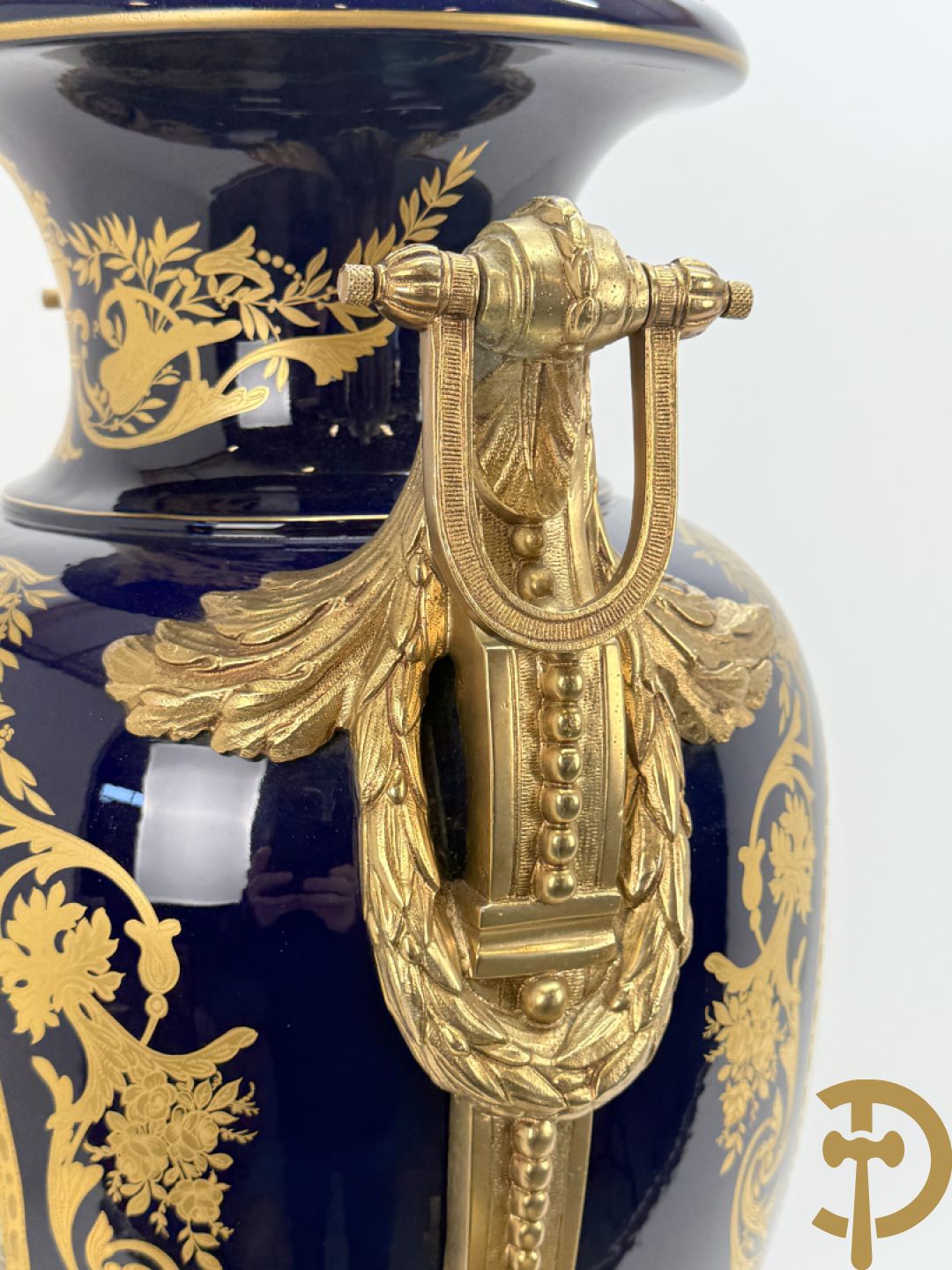 Onleesbaar getekend rechts onder, Sèvres stijl vaas met dubbel decor van romantische genrescène en landschapsscène, met bronzen ornamenten bezet