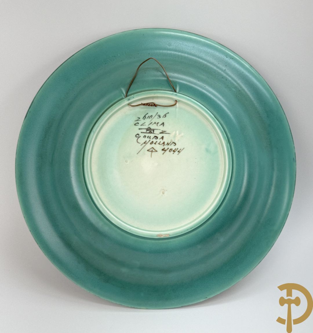 Drie borden in meerkleurige Gouda faience + kandelaar in Gouda faience + 2 vazen in Gouda + bonbonnière Gouda + vaasje Bergen