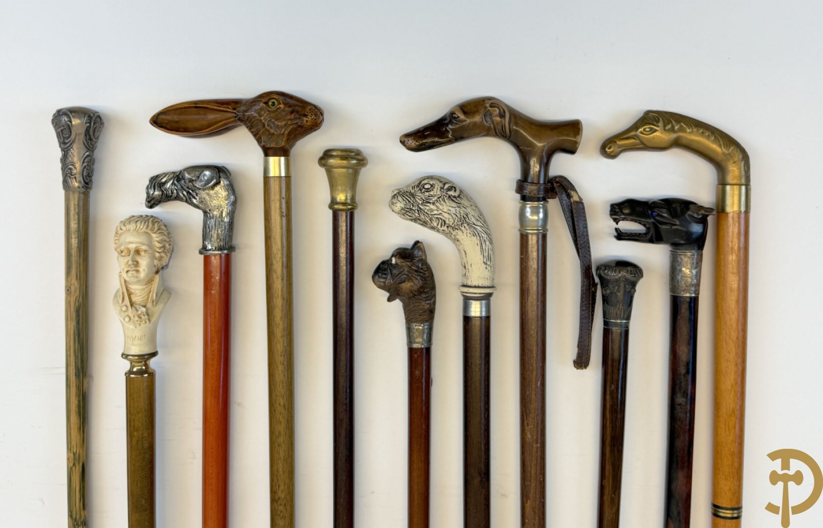 Verzameling wandelstokken met o.a. dierenhoofden en zilveren ornamenten