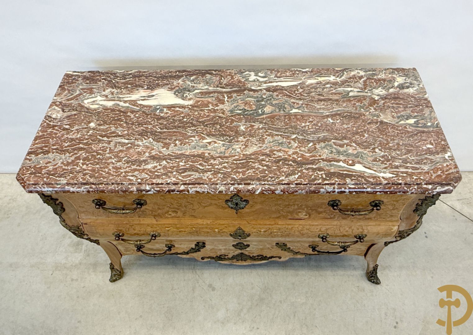 Wortelnotehouten drieladencommode met bronsbeslag van mazarinkoppen en accanthusranken, bovenaan met rood geaderd marmeren blad