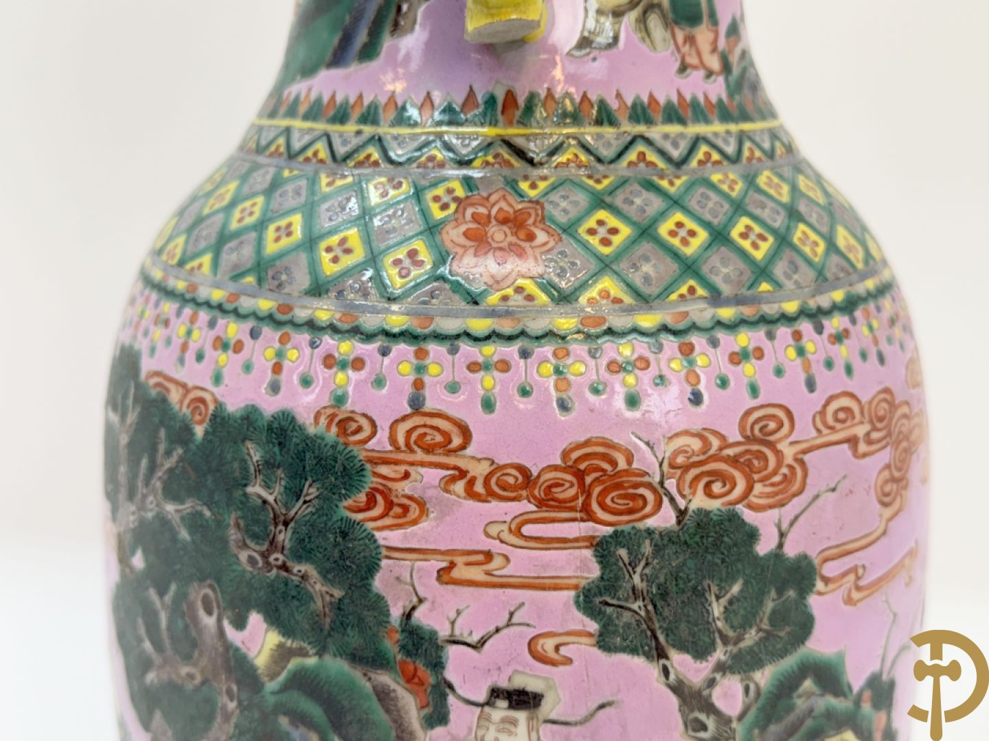 Chinese porseleinen meerkleurige vaas met decor van wijsgeren in landschap