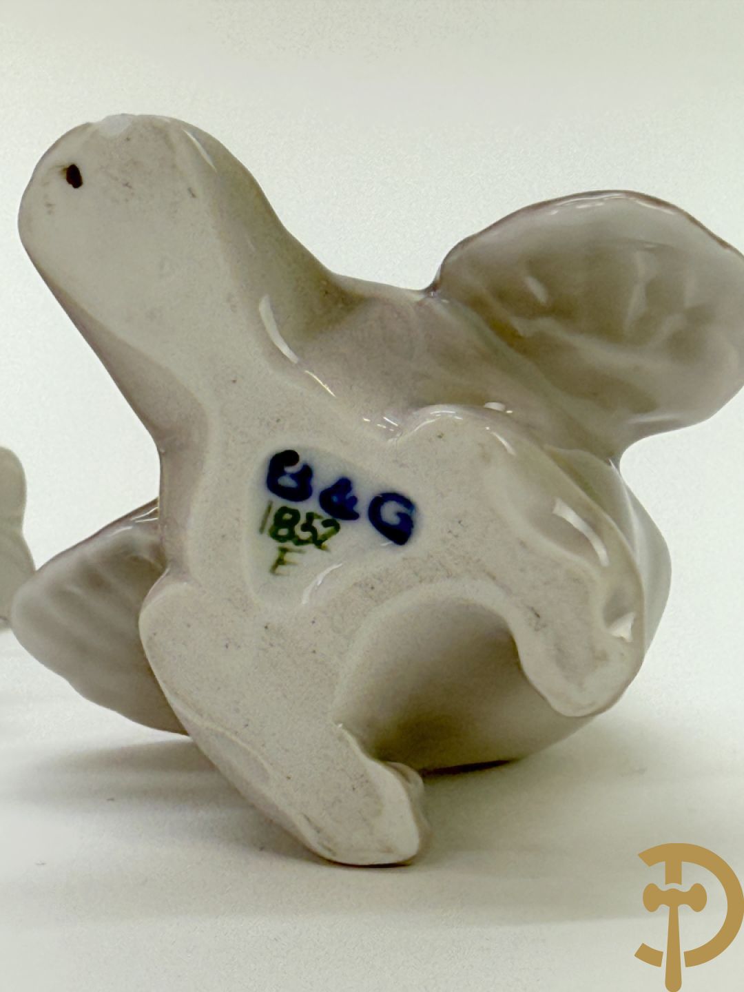 Reeks biscuitbeelden in Royal Copenhagen o.a. saterfiguur met bok, vogeltjes, hond, muis, ijsbeer, schaaltje