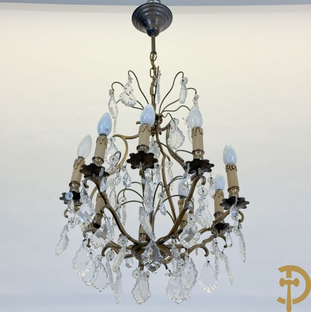 Franse koperen luchter met 8 lichtpunten en kristallen bellen op koperen chassis