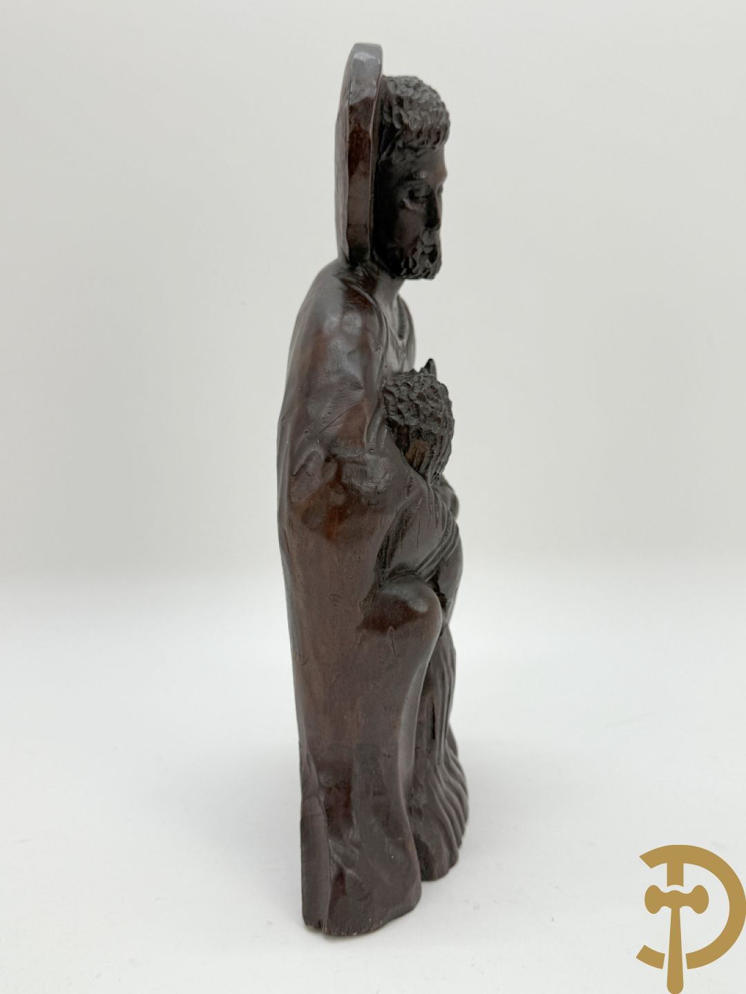 Basrelief met sculptuur van een embleem bezet met hond en harnas + houtsculptuur van heilige Jozef met kind + Madonna