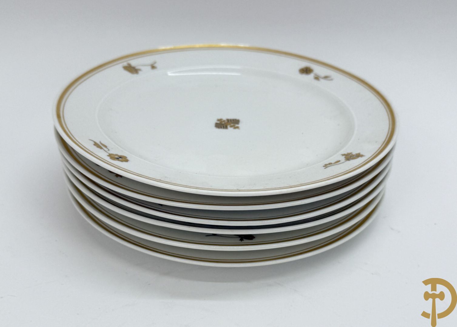 Wit porseleinen servies met vergulde rand en vergulde bloemenmotieven, Meissen, bestaande uit 8 platte borden (2 met schilfer aan rand), 7 diepe borden, 6 dessertborden, saladekom, sauskom en groentenschotel (1 handvat gelijmd)