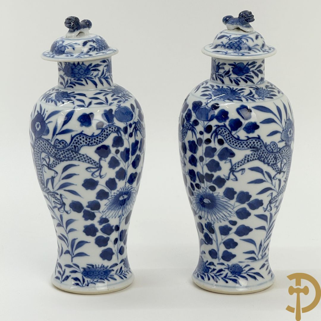 Paar Chinese porseleinen blauw/wit dekselvaasjes met drakendecor, onderaan gemerkt