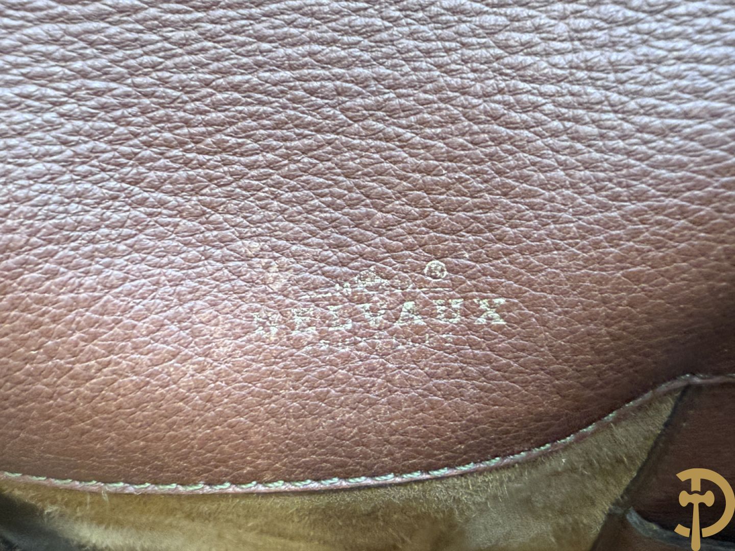 Bruin lederen handtas Delvaux + cognac lederen schoudertas Equivoque Delvaux