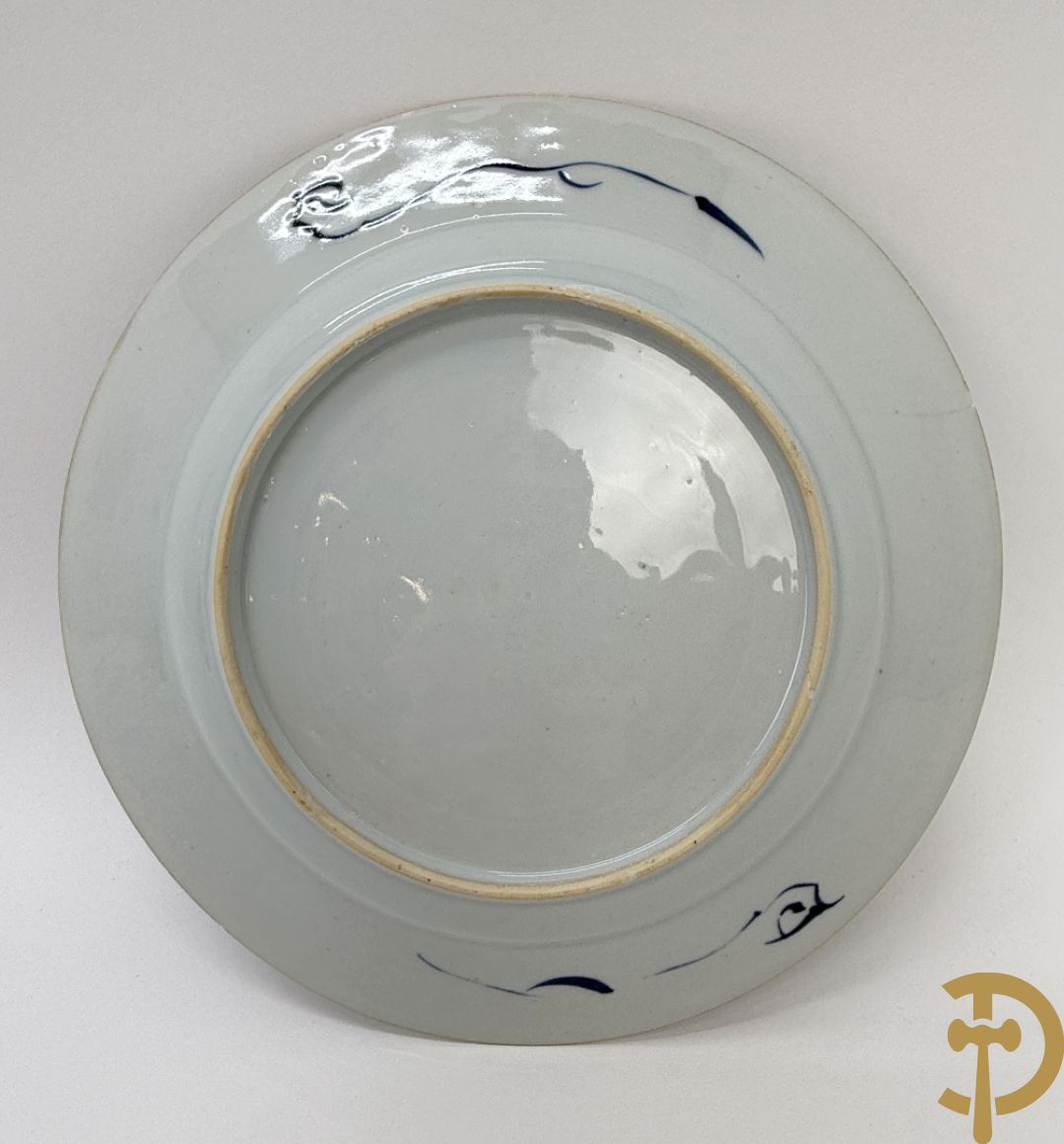 Acht Chinese porseleinen blauw/wit bordjes met bloemendecor, Kangxi