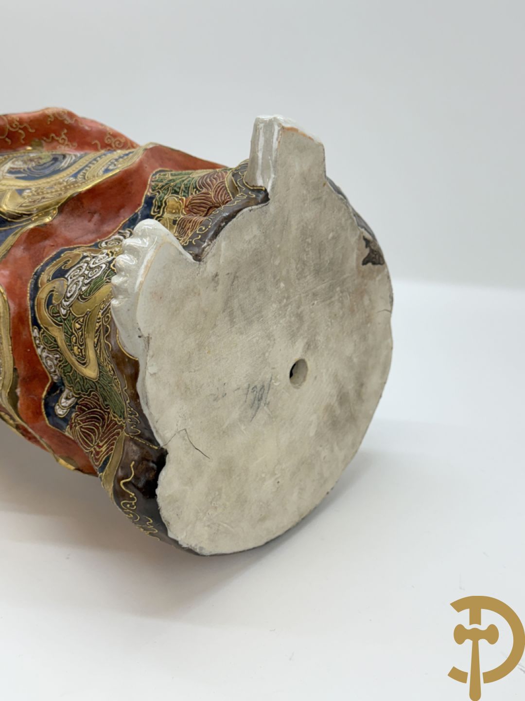 Grote staande Kwan Yin in Japans Satsumat porselein