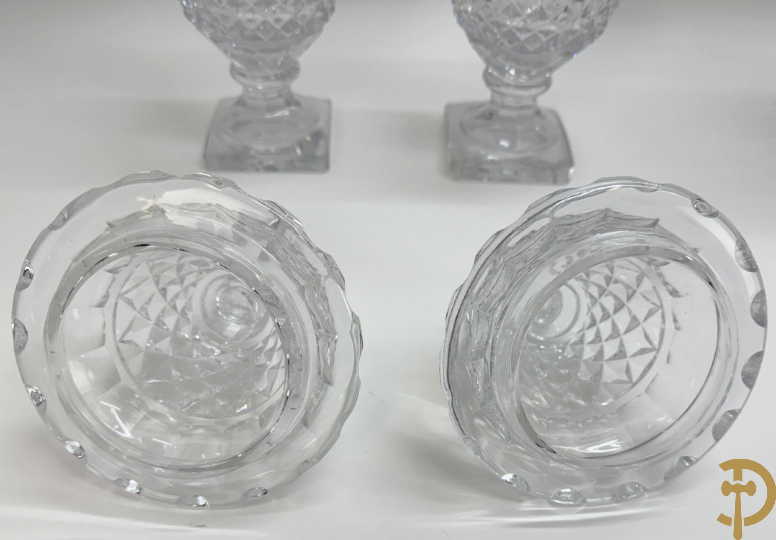 Helder kristallen geslepen coupe + 2 dragoirs in kristal gefacetteerd + 3 kristallen vazen + glazen vaas