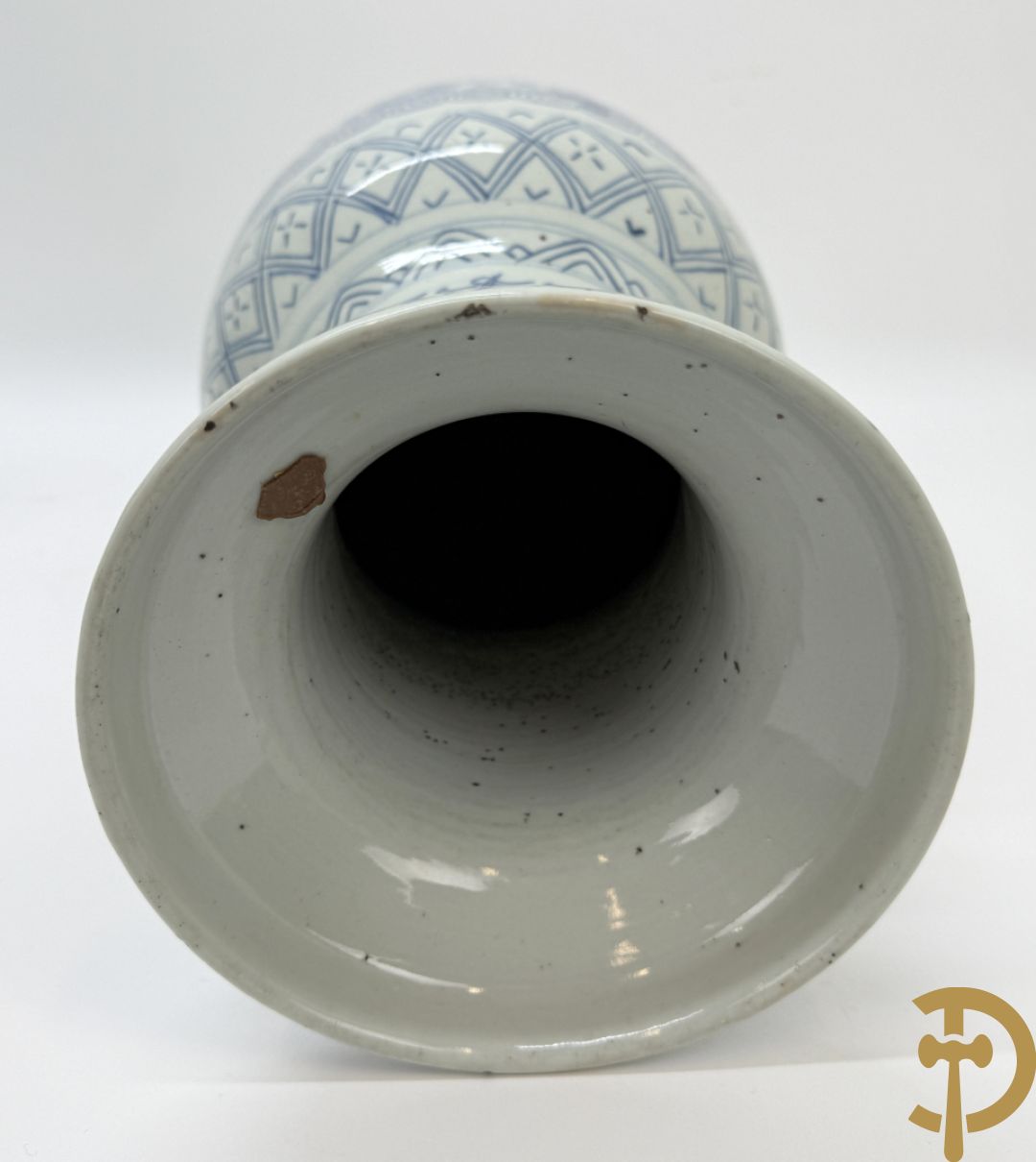 Paar blauw/witte Chinese porseleinen vazen met tekens en accanthusranken, 19e