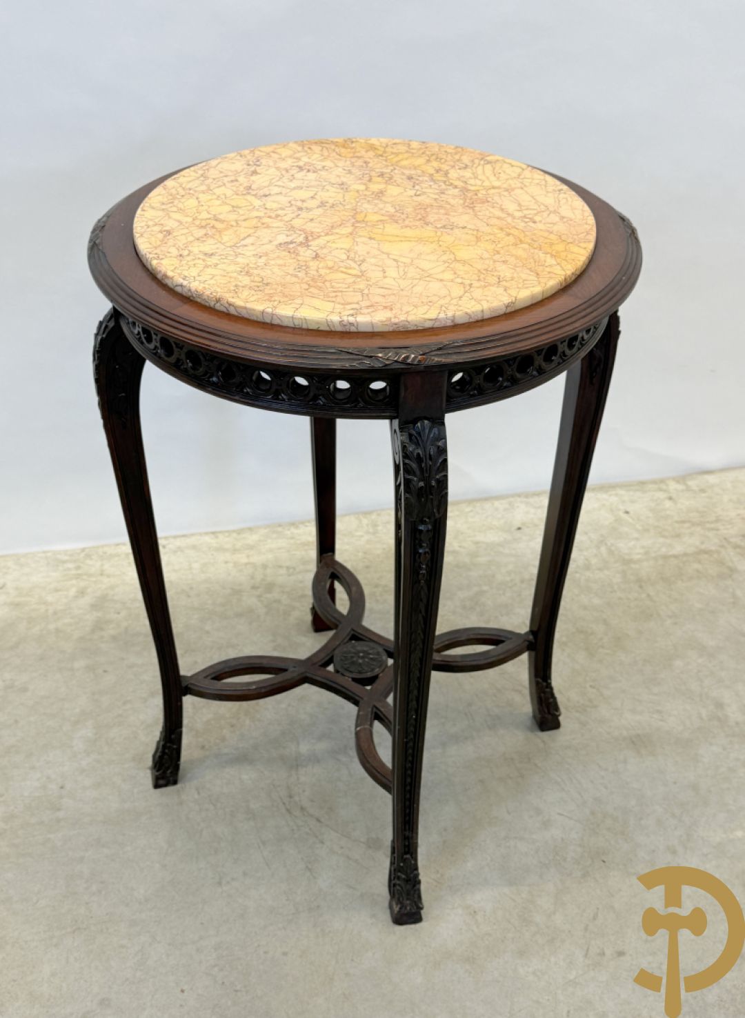 Notelaren bijzettafel met marmeren blad op voluutvormige poten