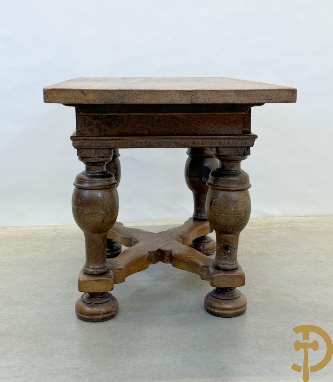 Massief eiken bolpoottafel met lade en gekruiste voetverbinding