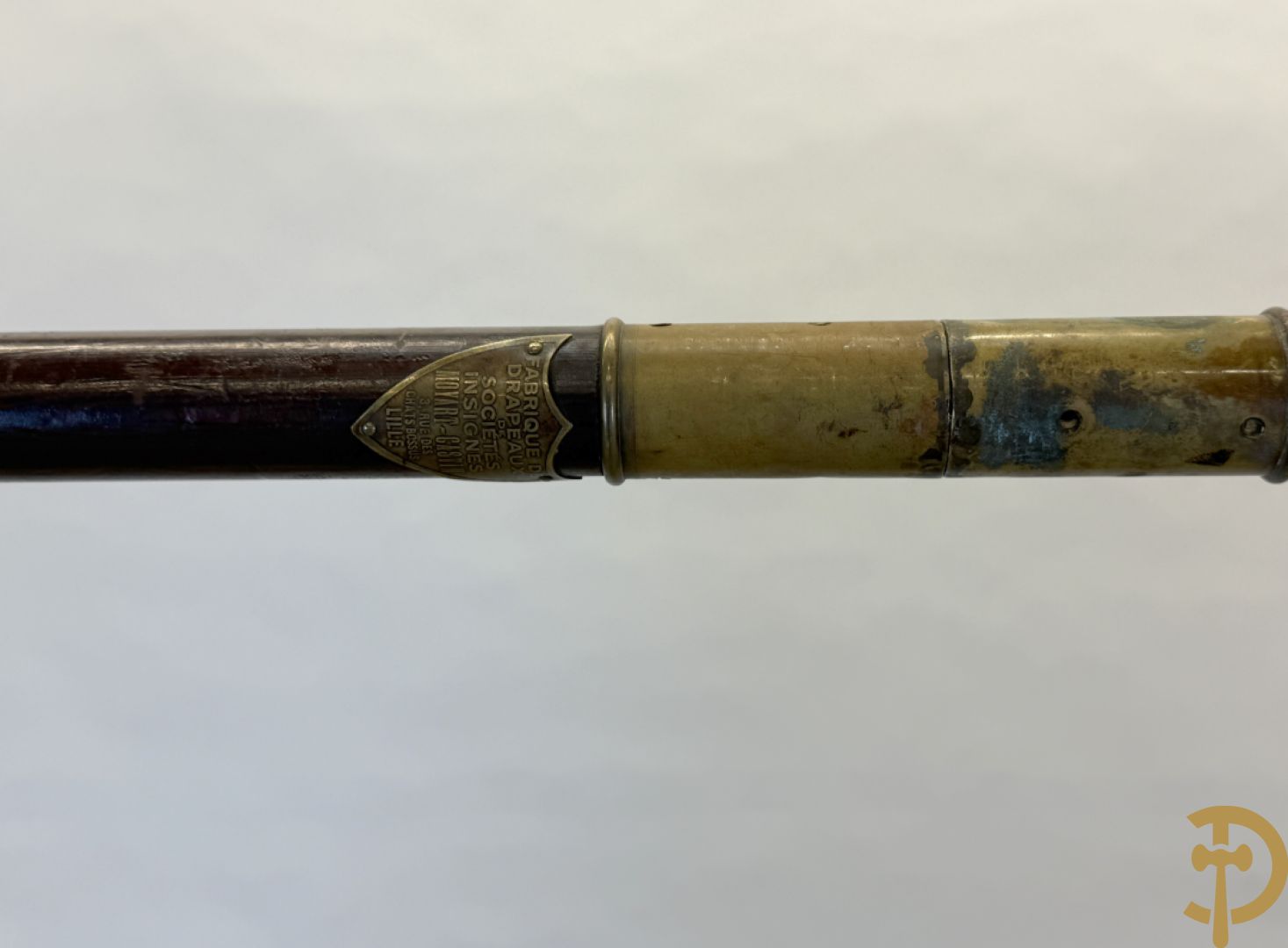 Franse vaandel met gouden gesculpteerde helm bezet bovenaan, Parti Socialiste S.F.I.O. Comité Jean Jaures Lille, gemerkt Fabriqué de Drapeaux de Societés Insignes Moyart-Castin, 3 Rue des Chats Bossus Lille