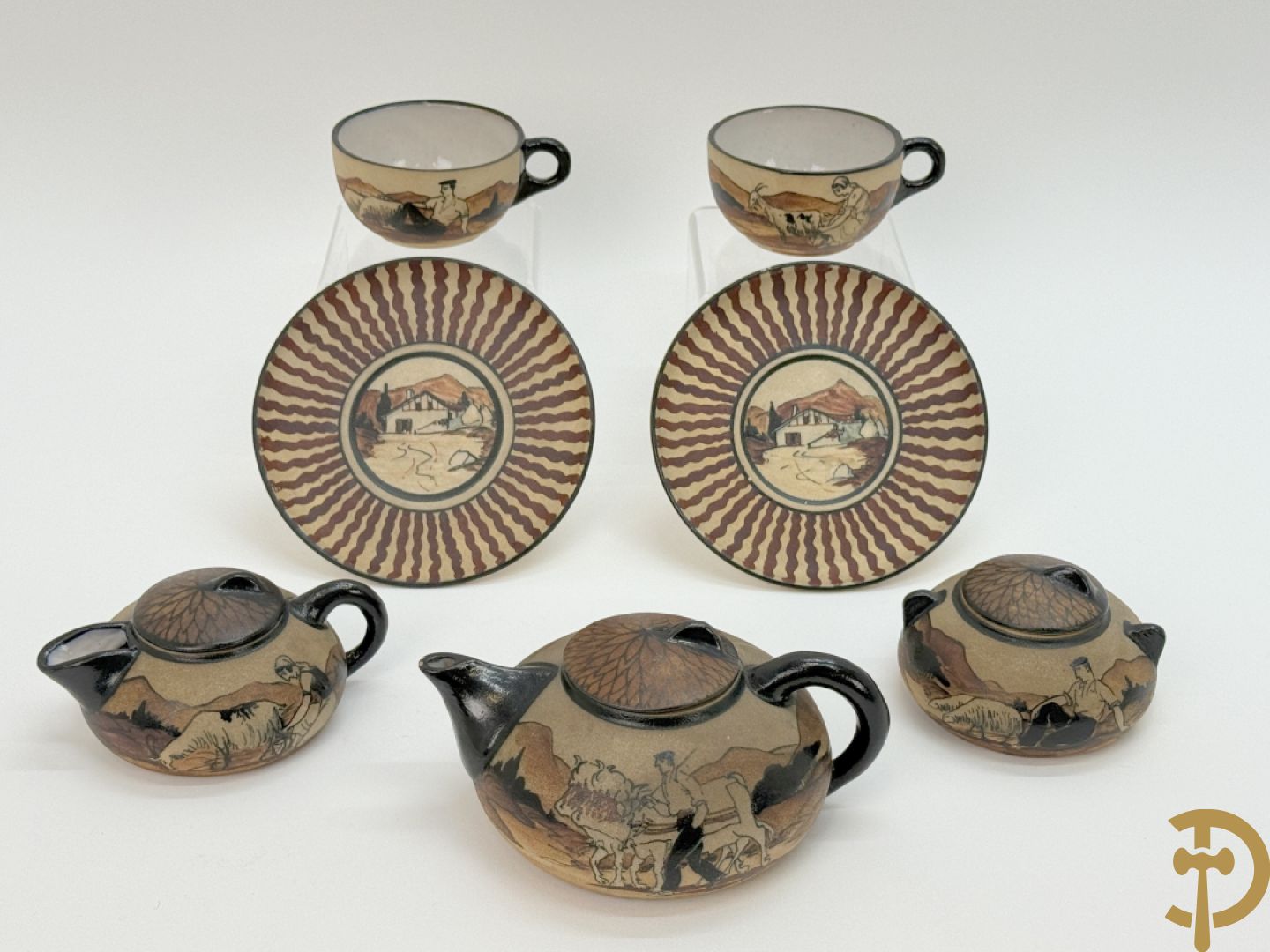 Tète à tète in meerkleurige faience Grès van Ciboure, getekend R. Le Corrone, bestaande uit theekan, melkkan, suikerpot, 2 tasjes en 2 schoteltjes