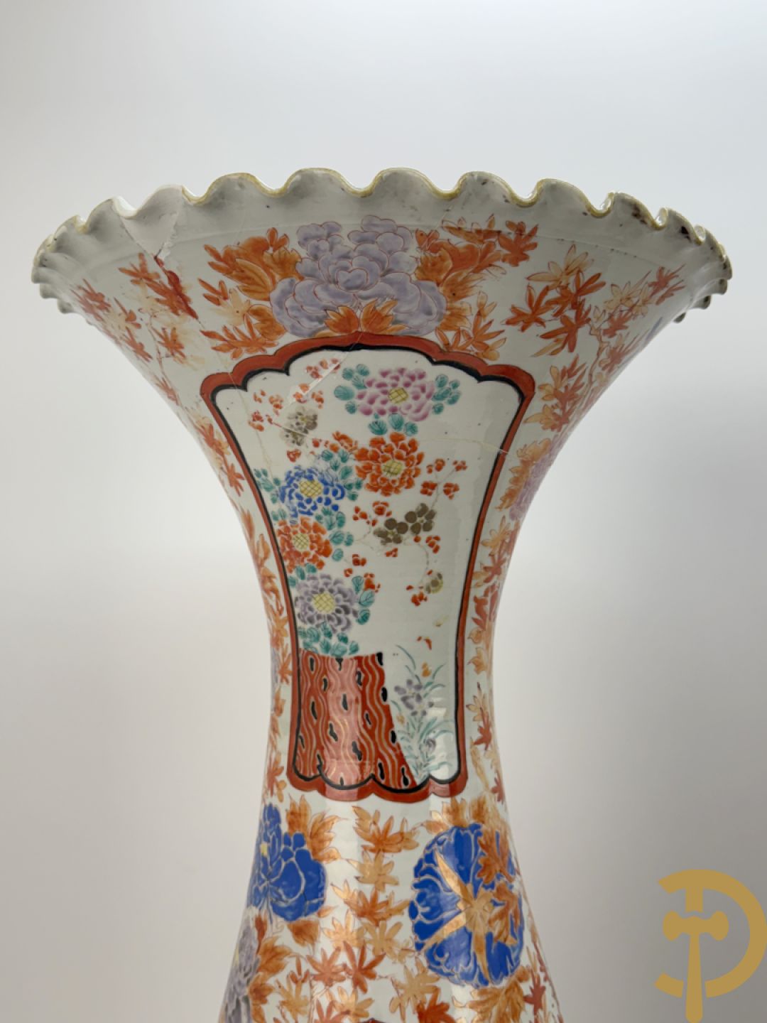 Paar Japanse porseleinen waaiervazen met bloemen en geanimeerd decor