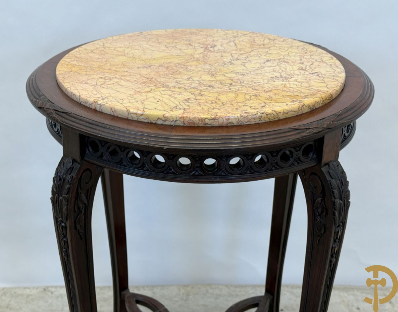 Notelaren bijzettafel met marmeren blad op voluutvormige poten