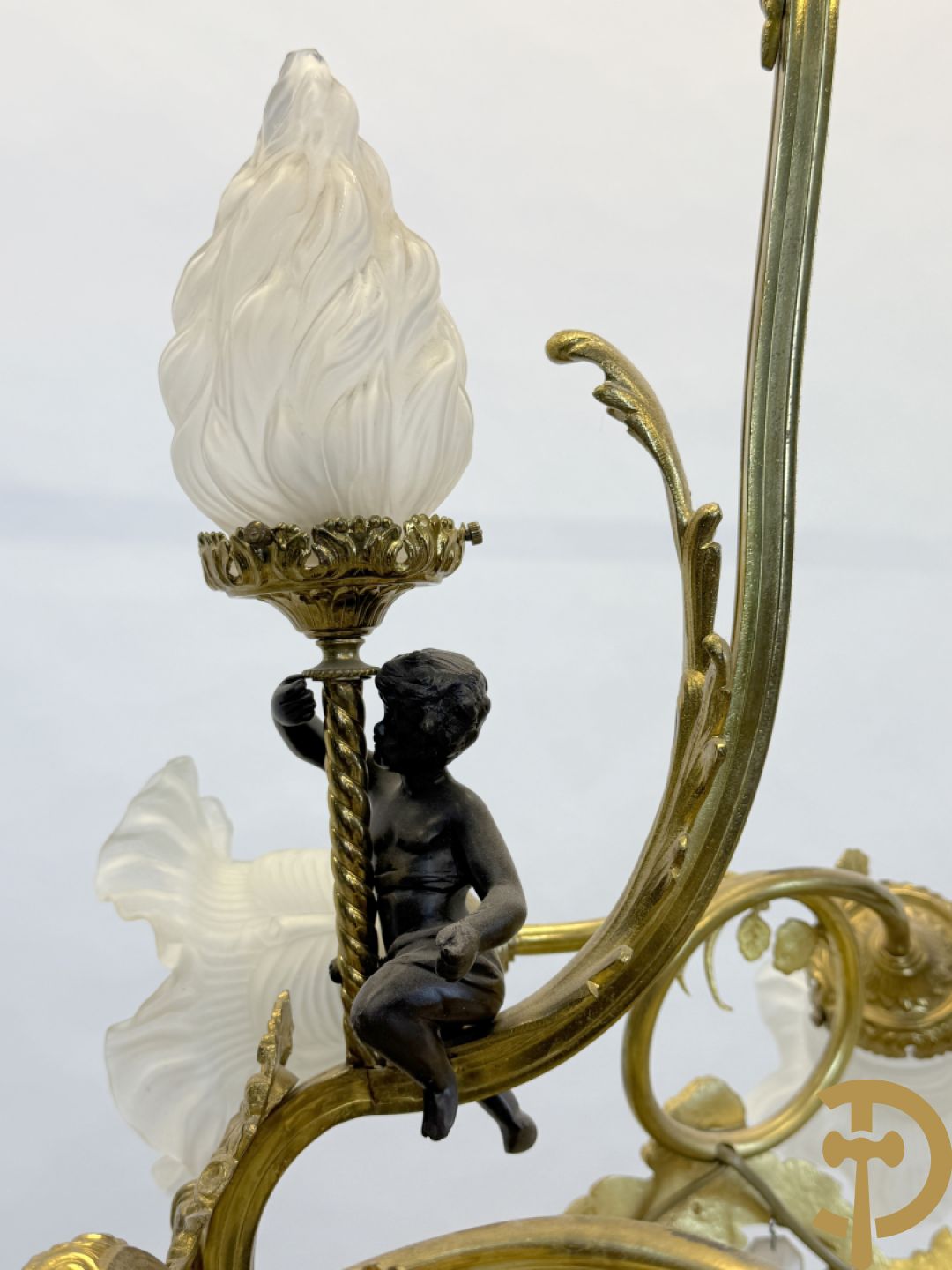 Vuurvergulde bronzen Franse luchter met zes lichtpunten en bezet met diamantvormige kristallen