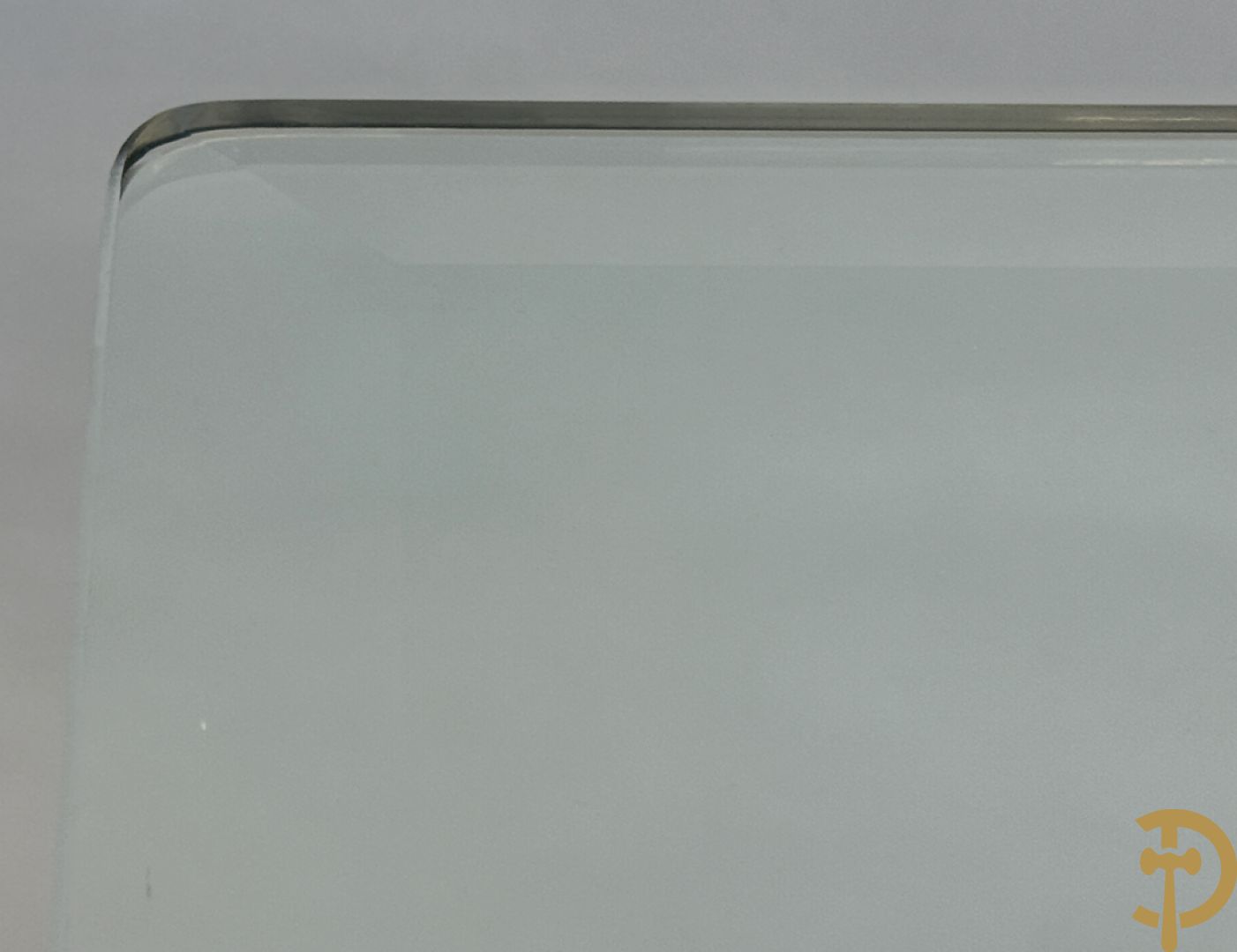 Moderne tafel met geslepen glazen blad op 2 travertin steunen