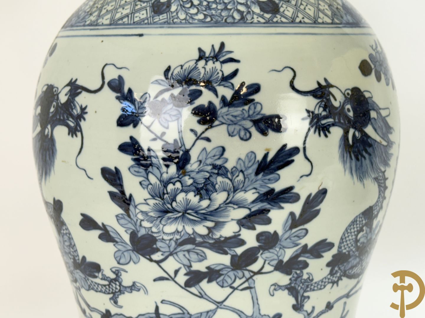 Paar Chinese blauw/witte porseleinen dekselvazen gedecoreerd met draken en bloemenmotieven, als lampadaire omgebouwd