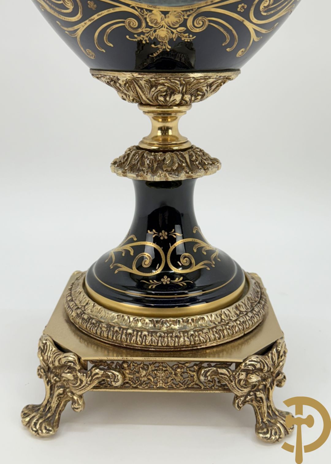 Blauwe porseleinen vaas met lieftallig decor, Sèvres stijl, bezet met bronzen ornamenten