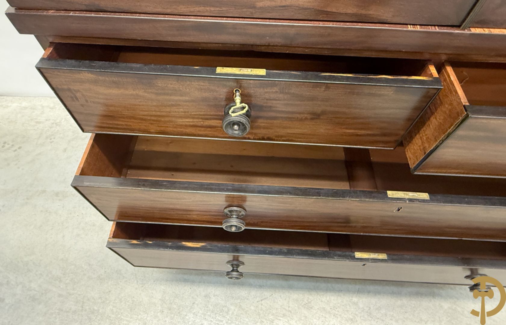 Engelse mahoniehouten linnenpress met 2 deuren bovenaan,  5 uitschuifbare lades in interieur - onderaan met 4 lades