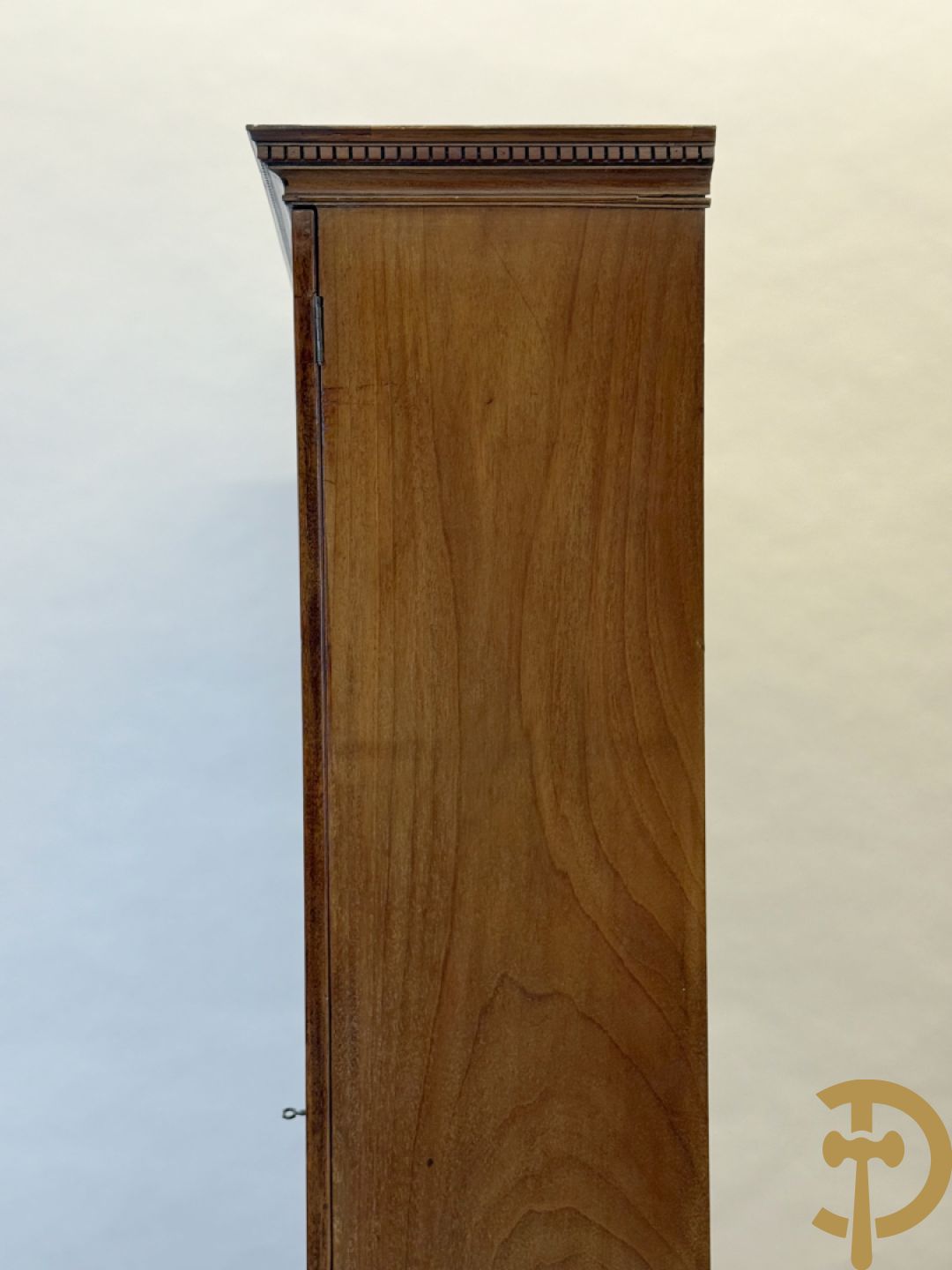 Paar Engelse mahoniehouten vitrines met legbanken