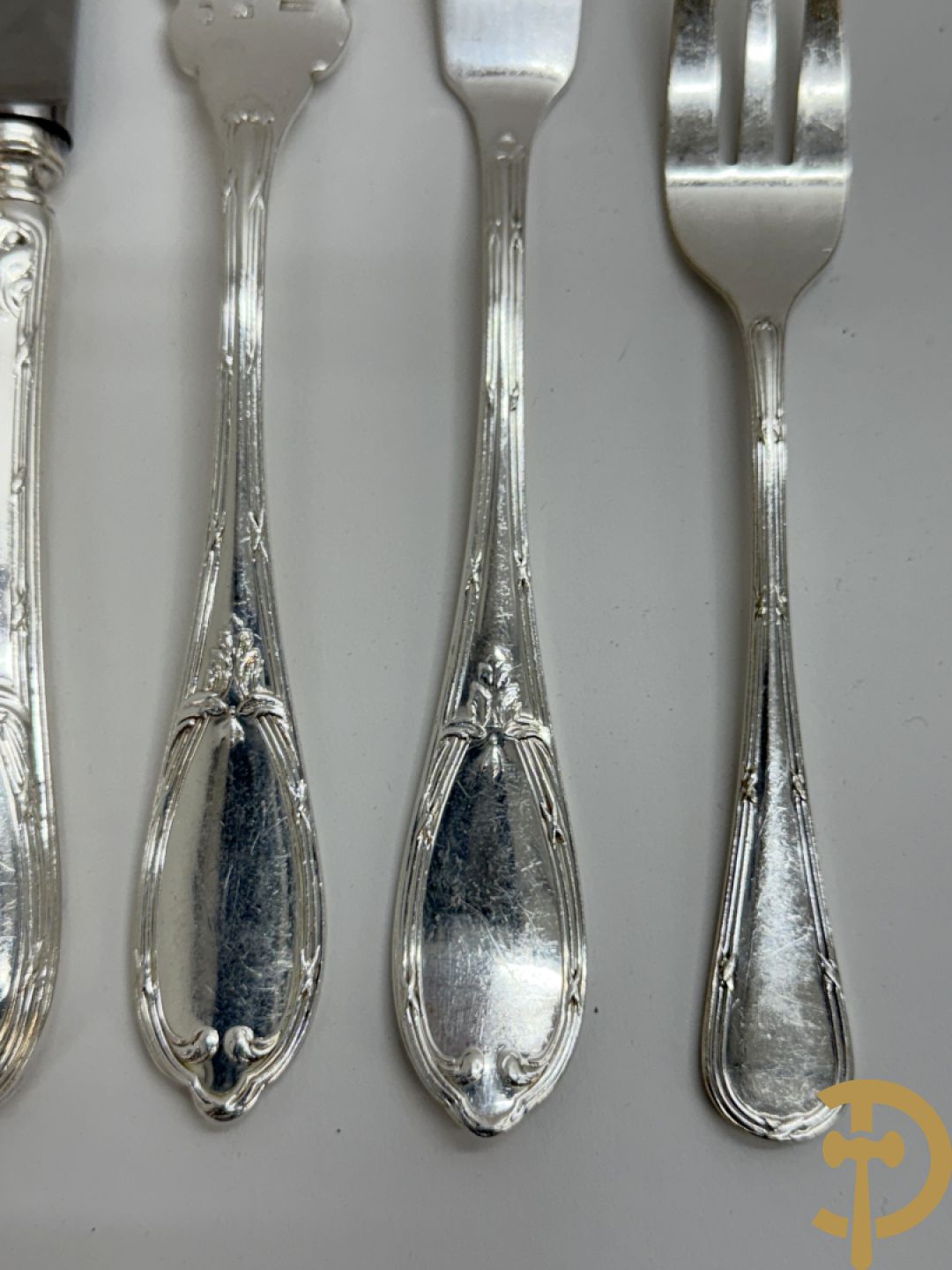 Verzilverd bestek bestaande uit 12 messen, 12 dessertlepels, 12 dessertvorken, 12 taartvorkjes, 12 dessertmessen en 12 visvorken, gemerkt Quaghebeur (Kuurne) dit alles in een in Christofle bestekkoffer ondergebracht