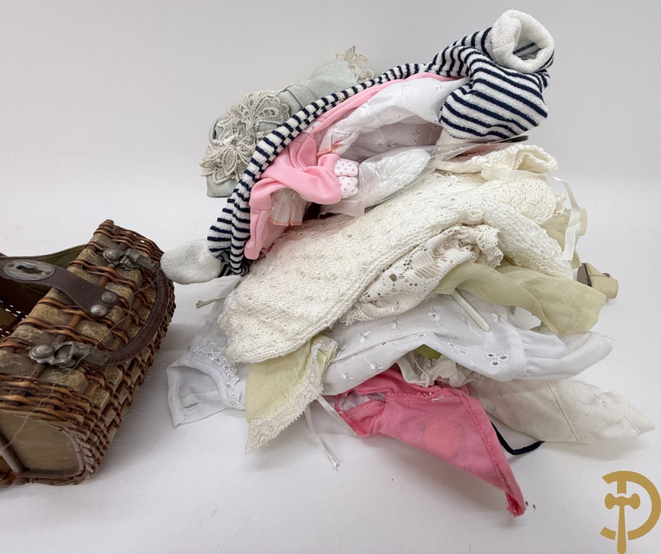 Oude pop met papier maché ledematen, gemerkt K R36/.728 + oude pop met papier maché ledematen en kantelbare oogjes + oude pop in papier maché, gemerkt Unis France 301 + oude pop in papier maché, onleesbaar gemerkt + hedendaagse pop met porseleinen ledematen + losse kleertjes