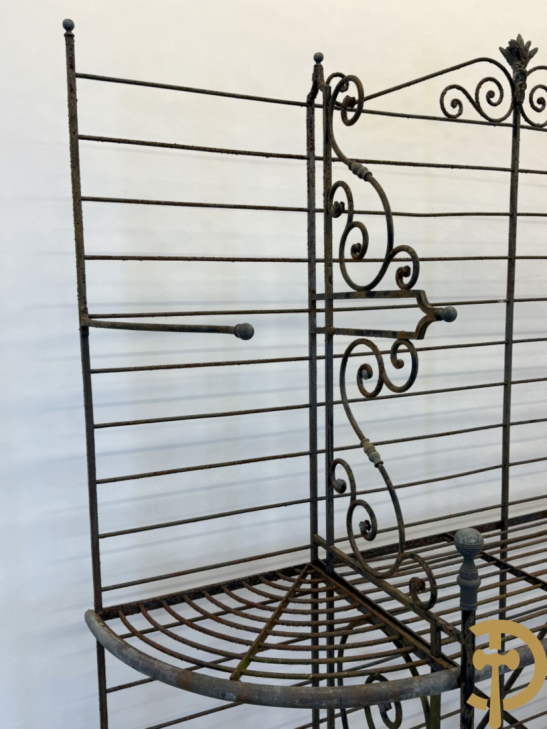 Ijzeren verweerd bakkersrek met afgeronde zijkanten