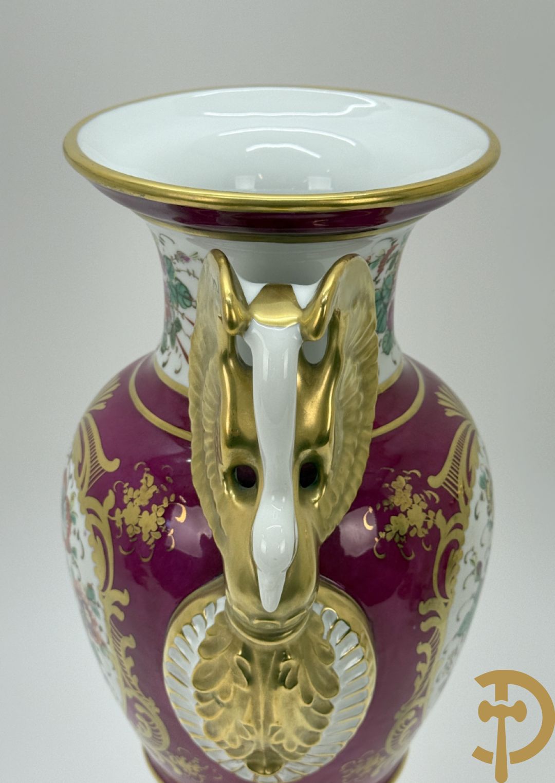 Handbeschilderde porseleinen siervaas met bloemenbeschildering en sfinxen + paar porseleinen cachepots met bloemendecor + 3 porseleinen  kopjes en schoteltjes