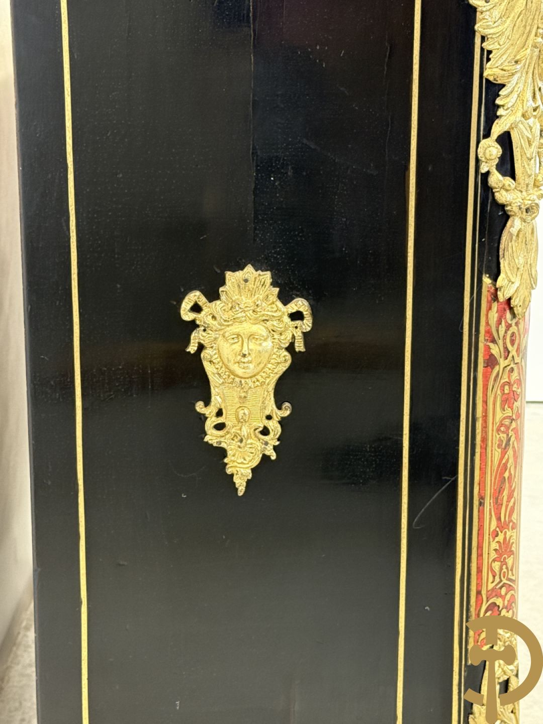 Napoleon III tweedeursdresse bezet met bronzen ornamenten van dameshoofden - paar ovale medaillons in de deuren, alles bezet met Boulle techniek - bovenaan met marmeren blad