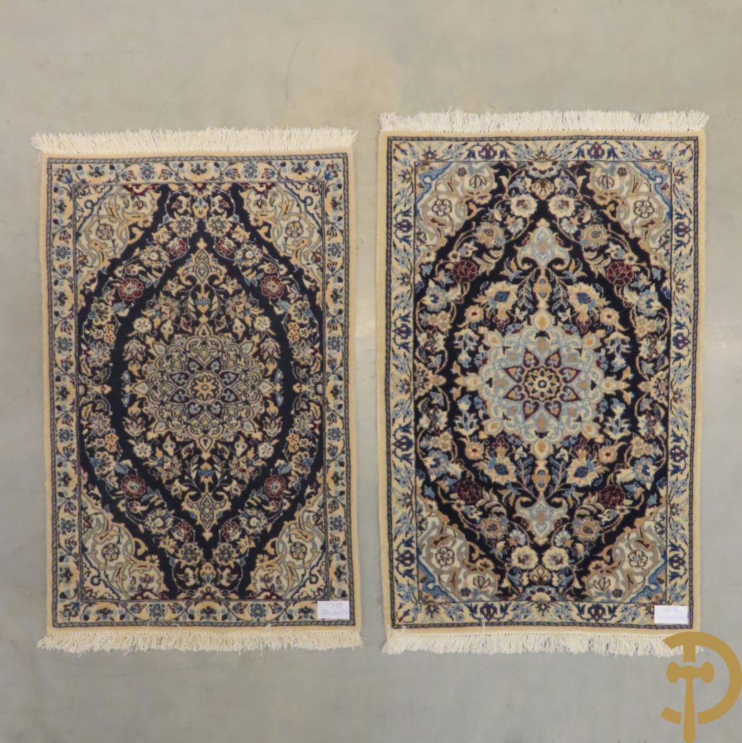 Twee oosterse handgeknoopte tapijten Nain