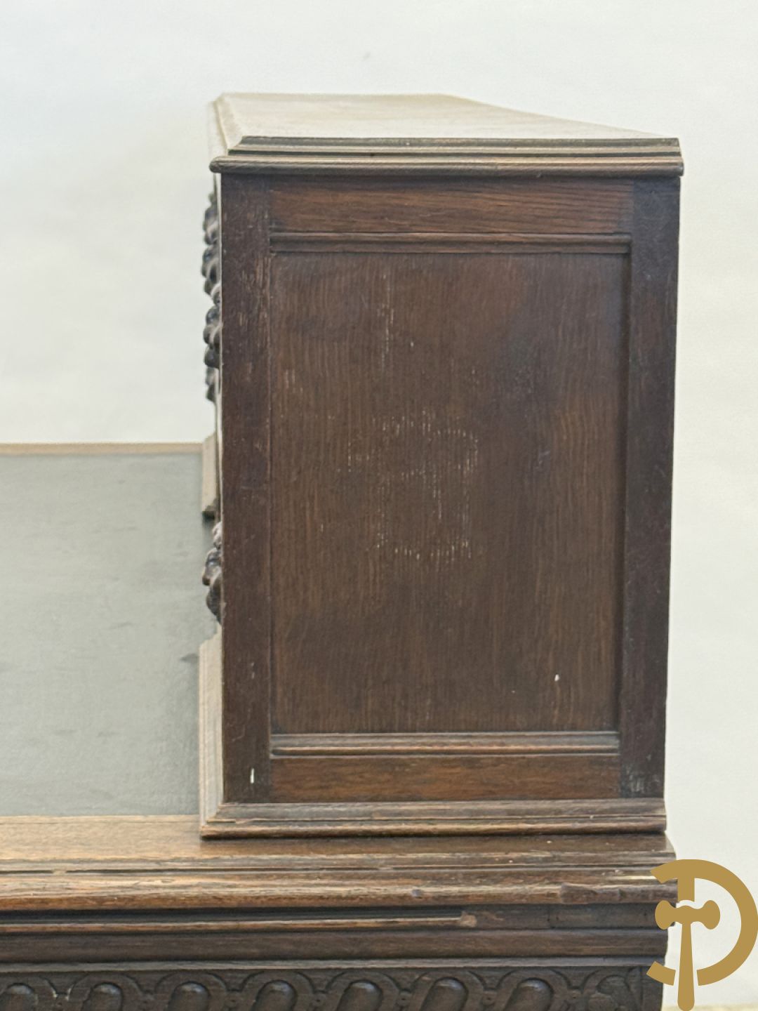 Mechels eiken bureau met opstand en Neo Renaissance invloeden