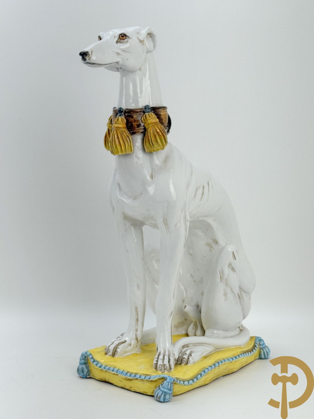 Italiaanse keramieken neergezeten witte windhond op kussen