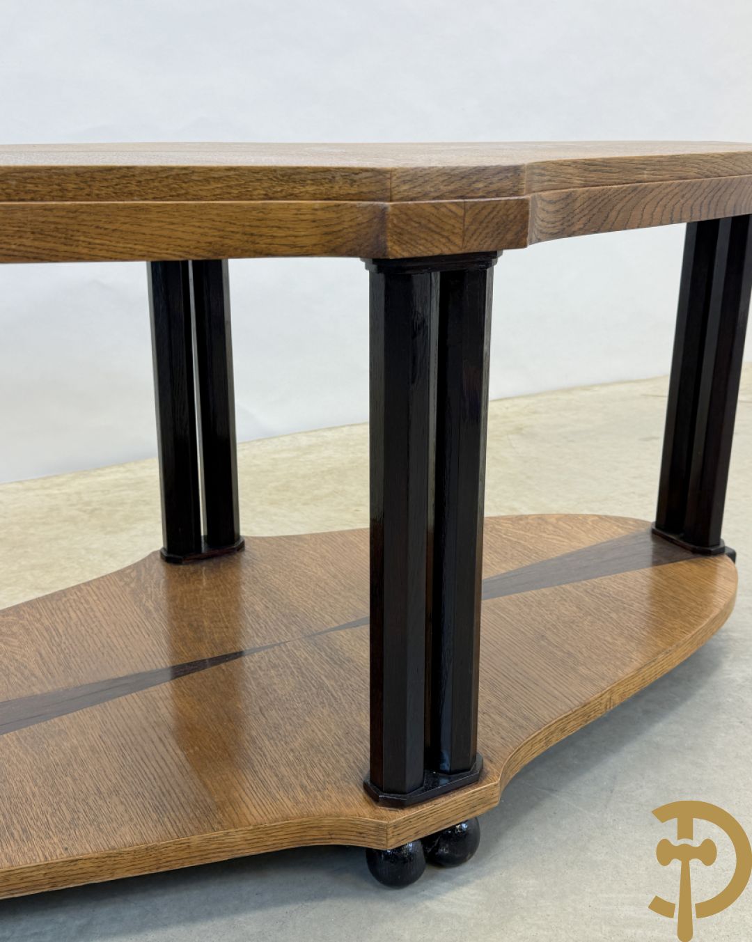 Eikenhouten salontafel met inleg van palissander, op afgeschuinde zuiltjes, model Eikelaar Decoene