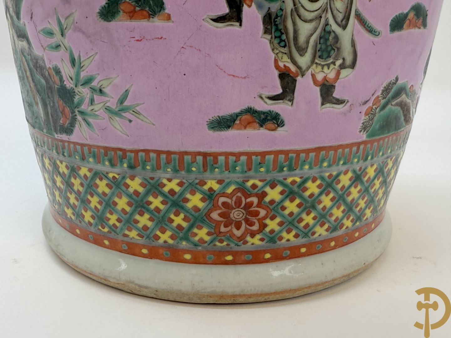 Chinese porseleinen meerkleurige vaas met decor van wijsgeren in landschap