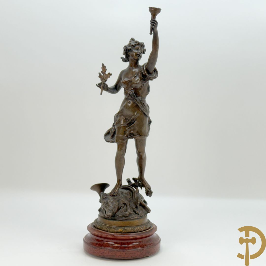 ROUSSEAU getekend 'Dame met troffee' zamak beeld  op houten sokkel