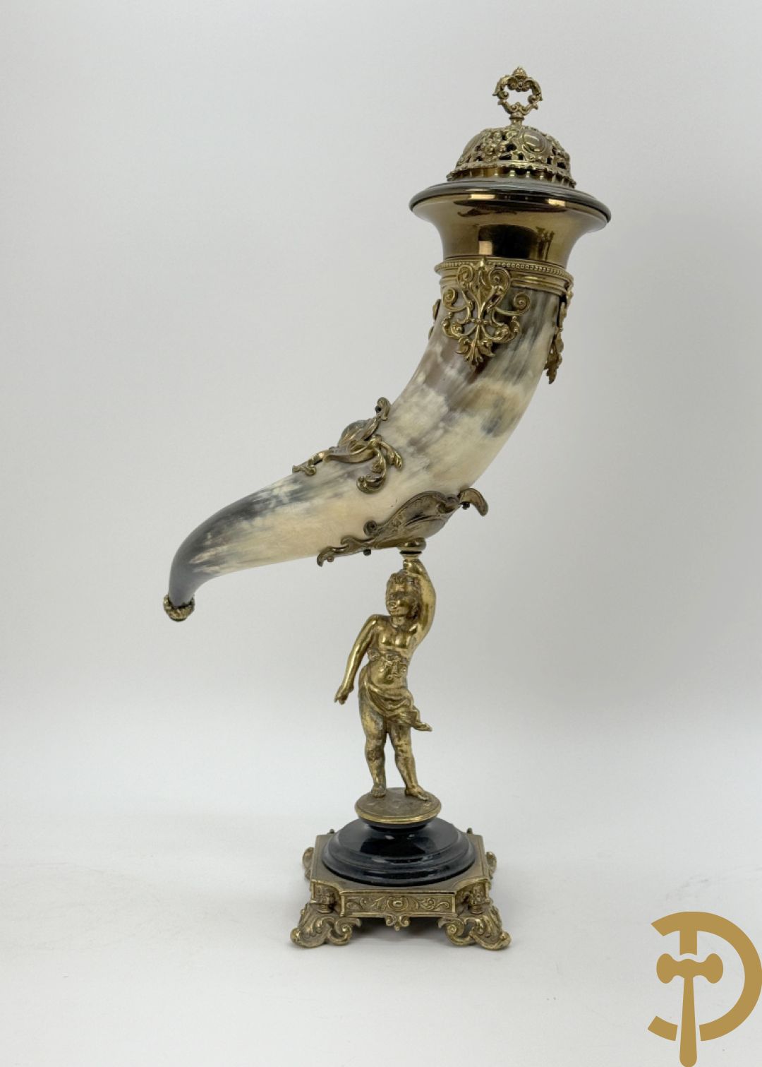 Hoorn met bronzen ornamenten gedragen door bronzen cupido