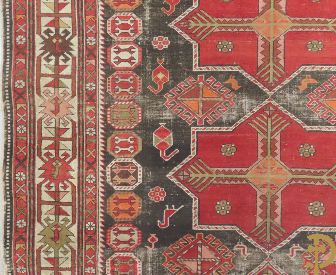 Antiek oosters handgeknoopt Kaukasus tapijt met geometrische patronen