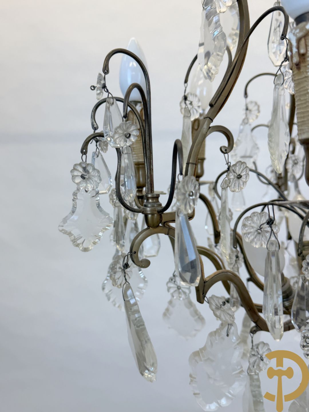 Franse koperen luchter met zes lichtpunten en kristallen bellen