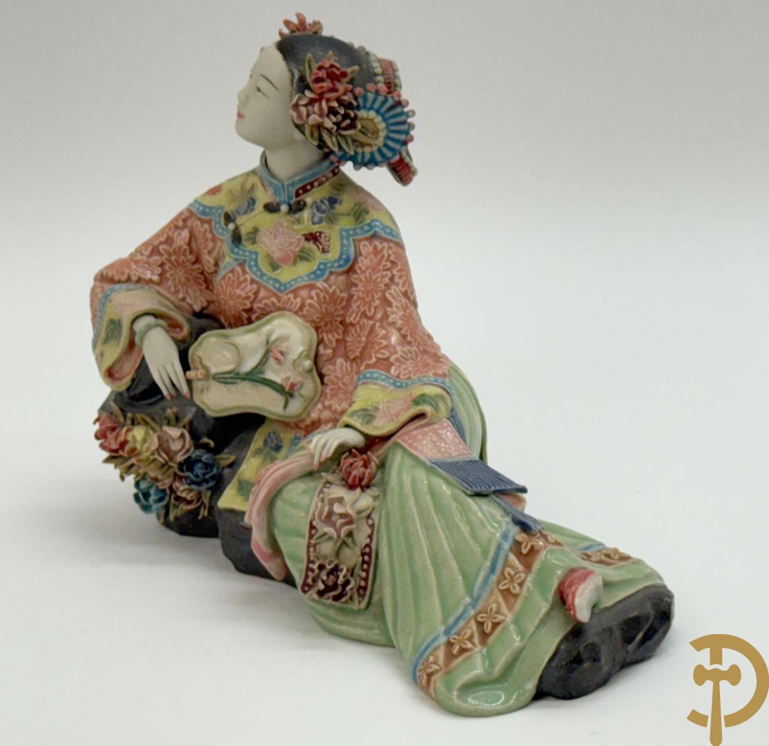 Japanse porseleinen liggende dame met waaier