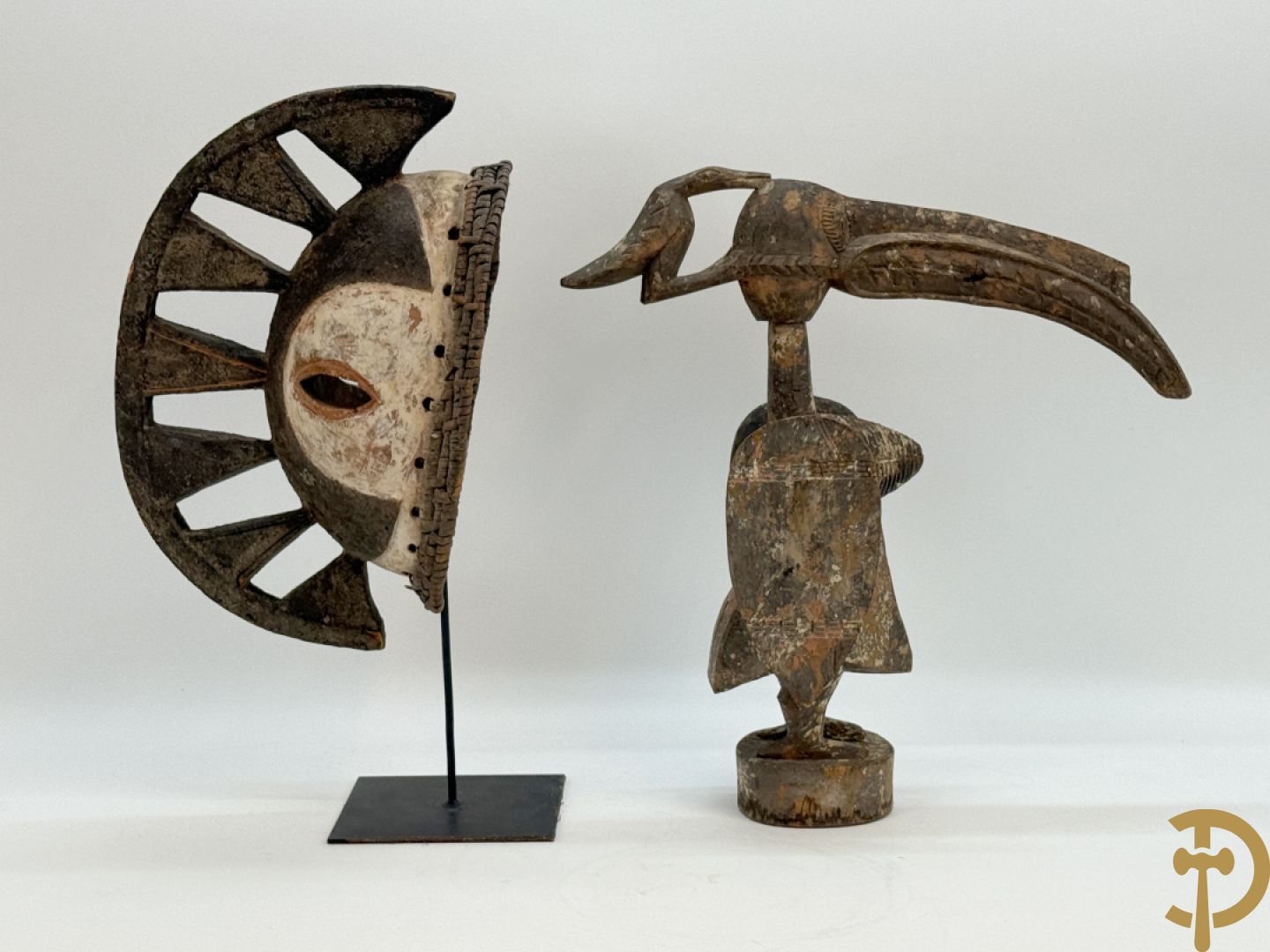 Twee Afrikaanse hout sculpturen : Ibo Nigeria masker + Malinees vogelbeeld Chiwara