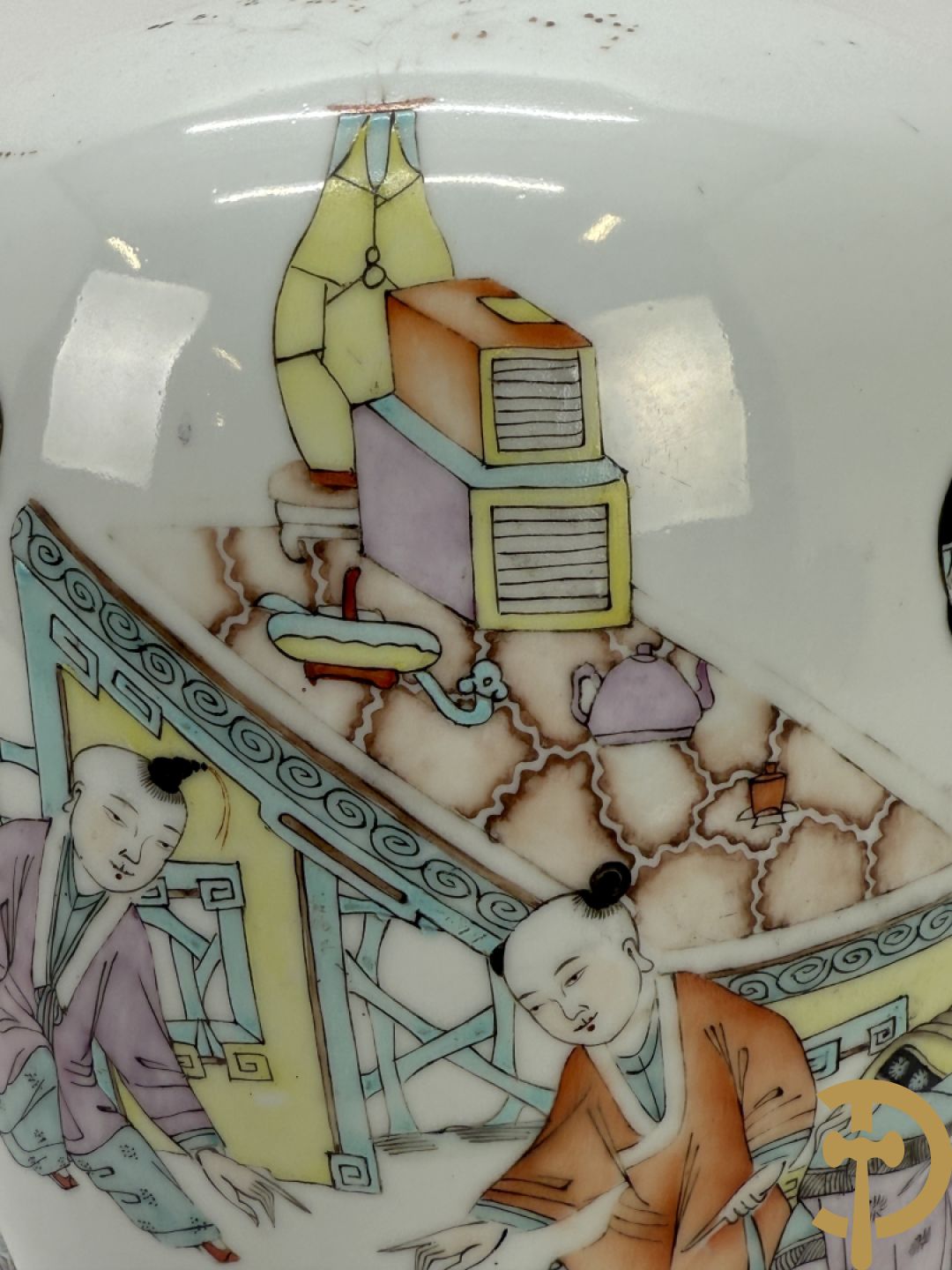 Chinese porseleinen cachepot met decor van dames en kind