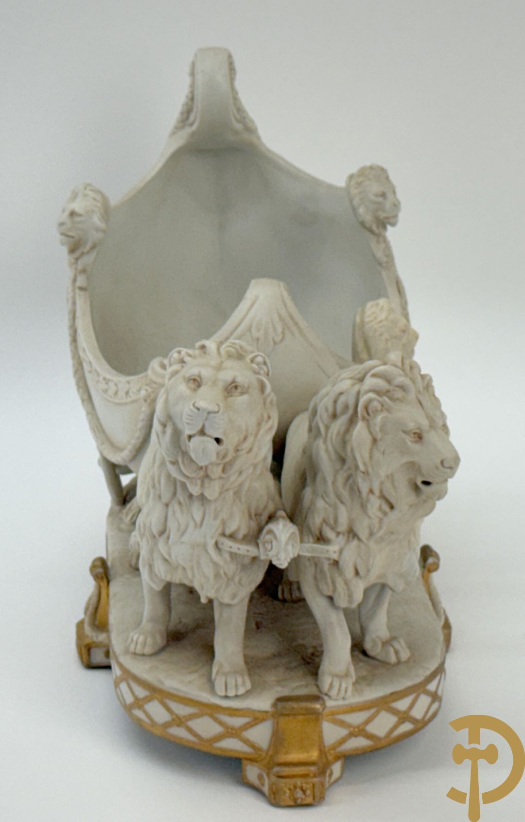 Biscuit beeld met leeuwen trekkende een open koets, getekend onderaan
