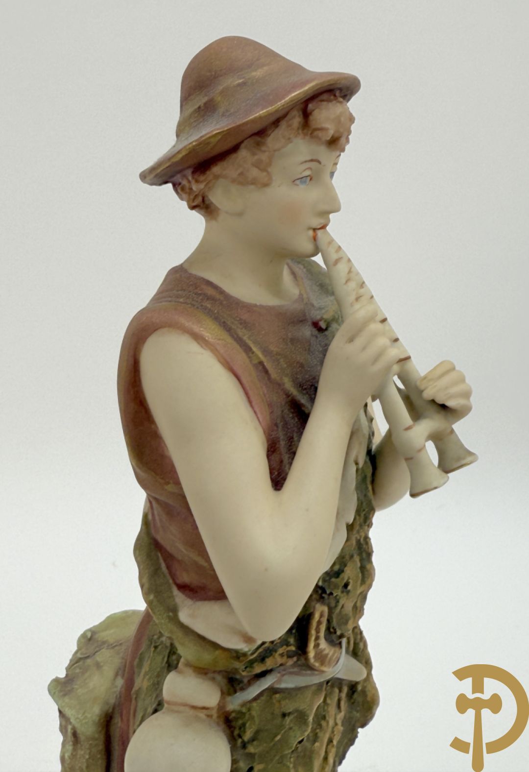 Herderspaar met ram in Royal Dux, onderaan gemerkt 351 en 352